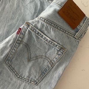 Classic Levi’s Light Wash High Waisted Jeans